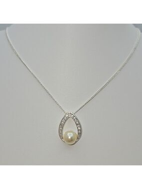 ✨2/$10✨ Avon Faux Pearl CZ Cubic Zirconia Necklace Zirconia Silver Tone 16''
